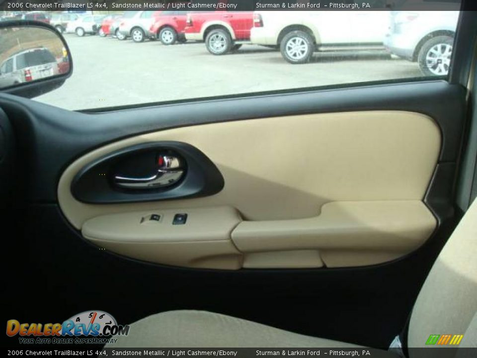 2006 Chevrolet TrailBlazer LS 4x4 Sandstone Metallic / Light Cashmere/Ebony Photo #17