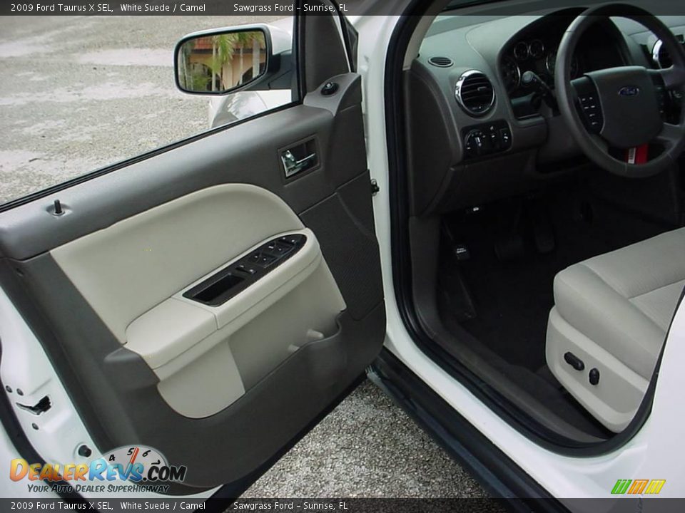 2009 Ford Taurus X SEL White Suede / Camel Photo #10