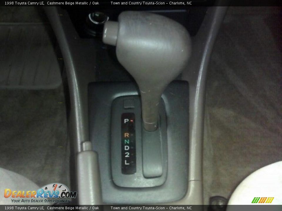 1998 Toyota Camry LE Cashmere Beige Metallic / Oak Photo #10