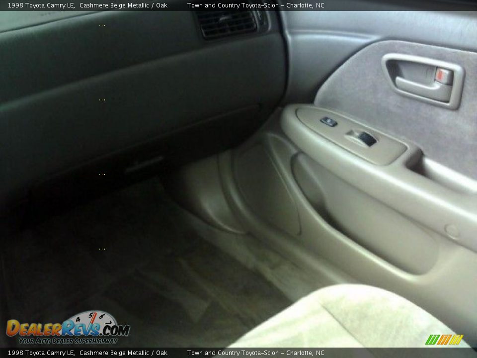 1998 Toyota Camry LE Cashmere Beige Metallic / Oak Photo #11