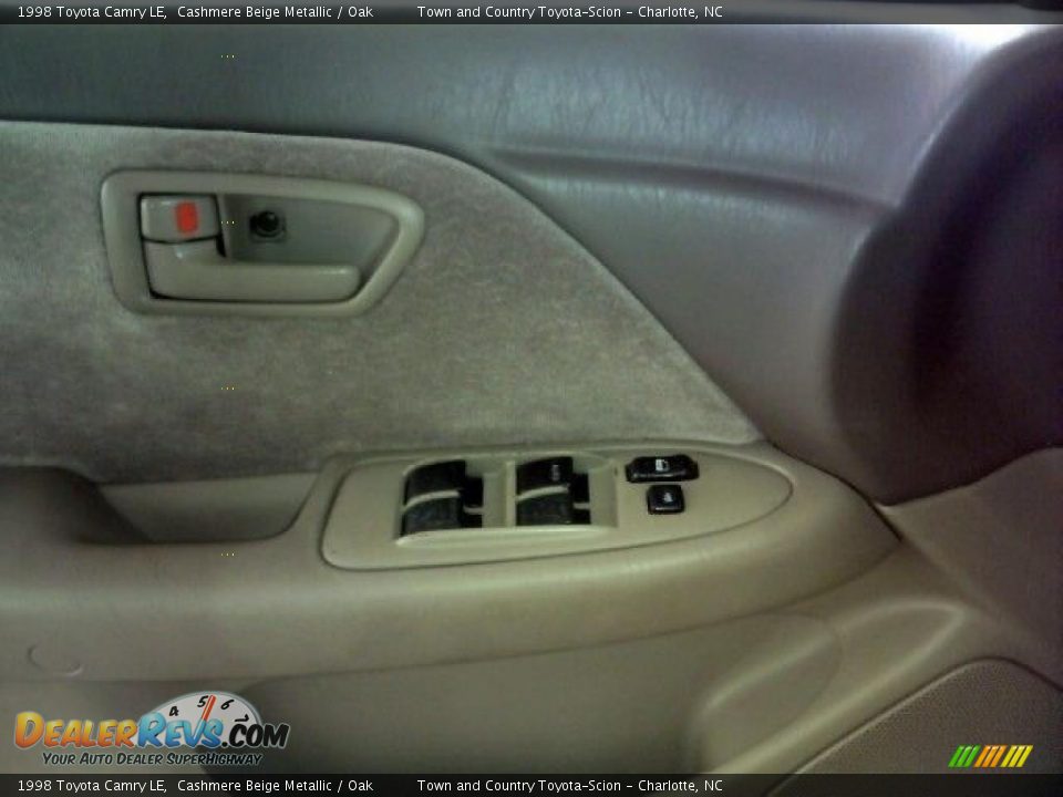 1998 Toyota Camry LE Cashmere Beige Metallic / Oak Photo #12