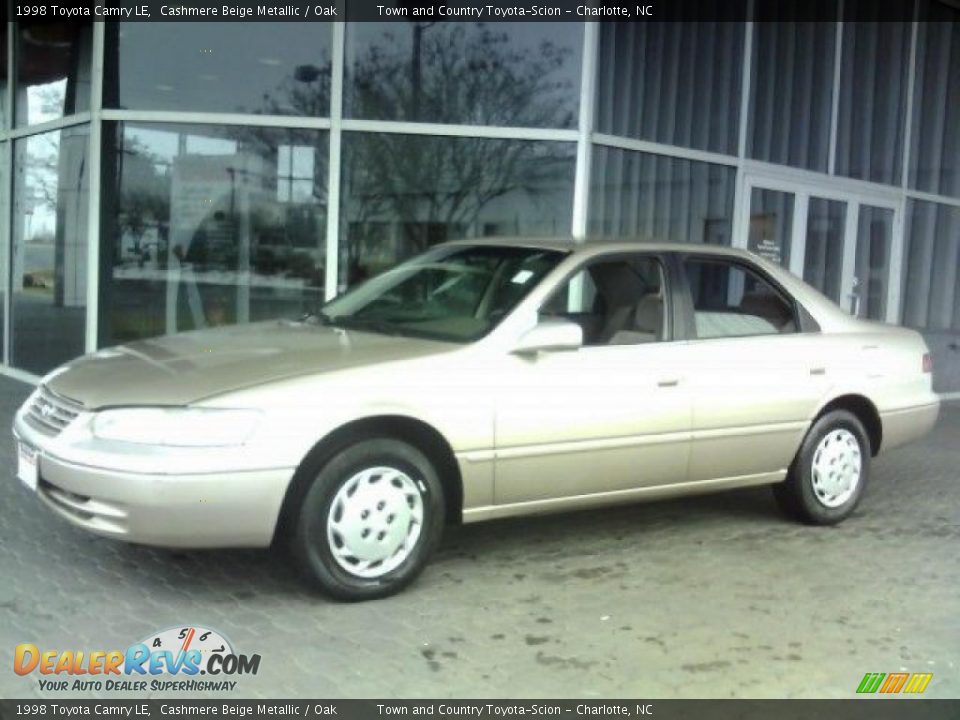 1998 Toyota Camry LE Cashmere Beige Metallic / Oak Photo #17