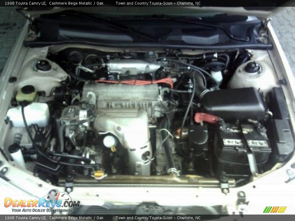 1998 Toyota Camry LE Cashmere Beige Metallic / Oak Photo #18