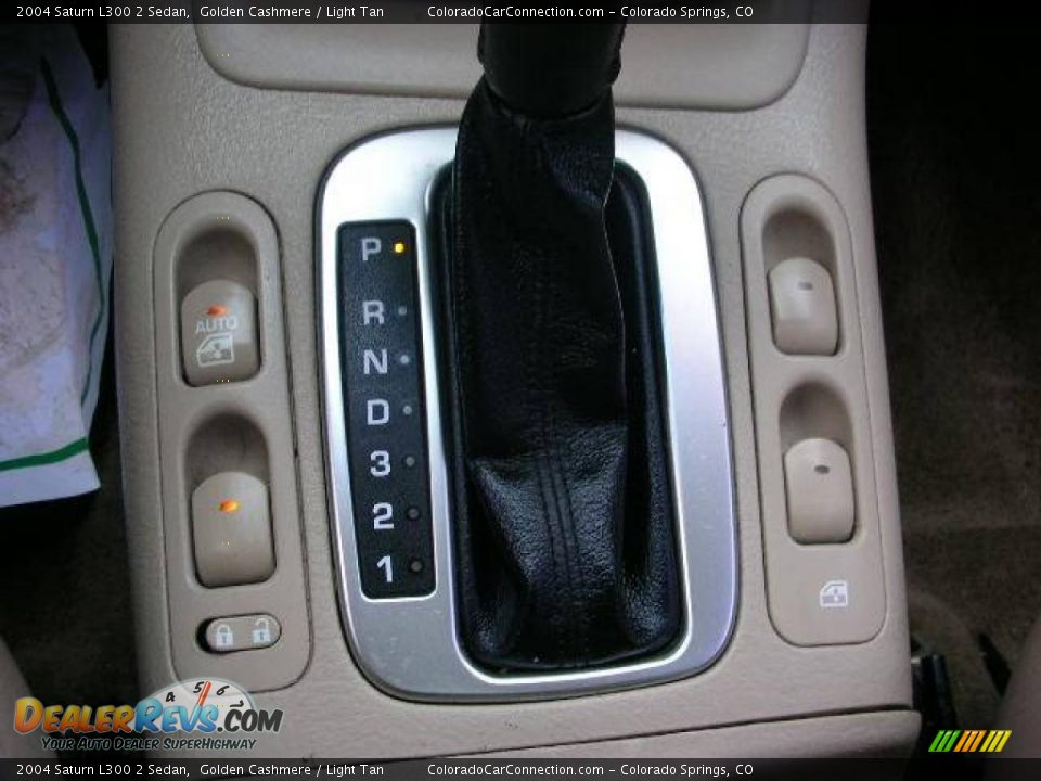 2004 Saturn L300 2 Sedan Golden Cashmere / Light Tan Photo #12
