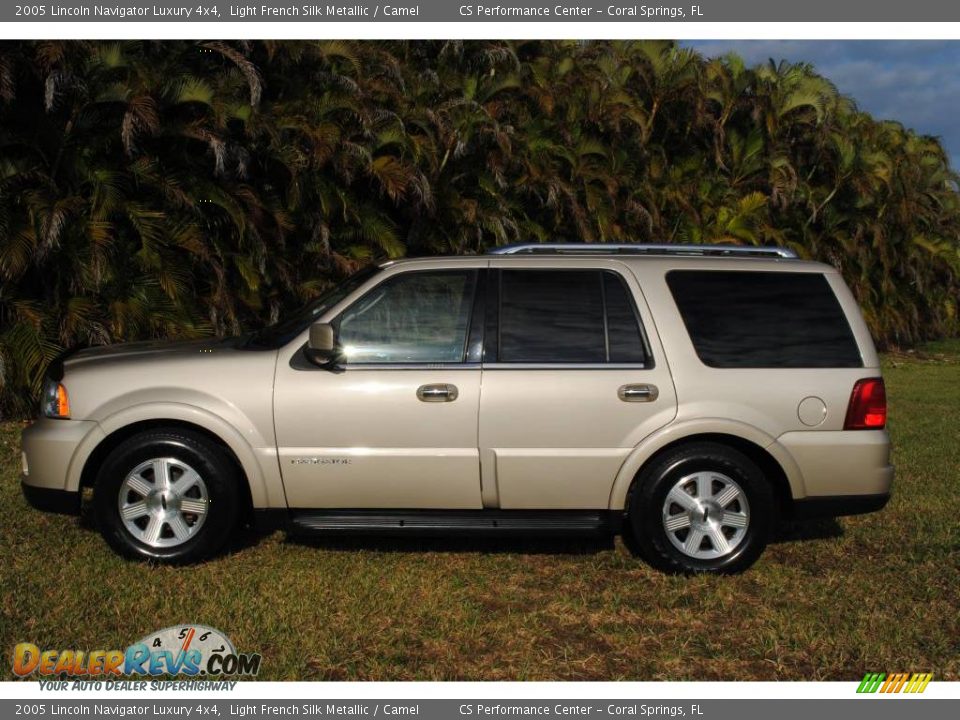 2005 Lincoln Navigator Luxury 4x4 Light French Silk Metallic / Camel Photo #2