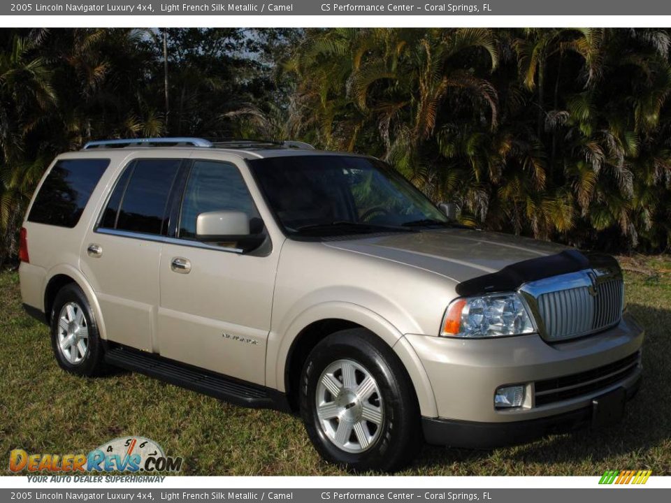 2005 Lincoln Navigator Luxury 4x4 Light French Silk Metallic / Camel Photo #3