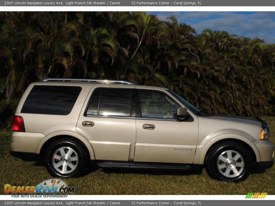 2005 Lincoln Navigator Luxury 4x4 Light French Silk Metallic / Camel Photo #4