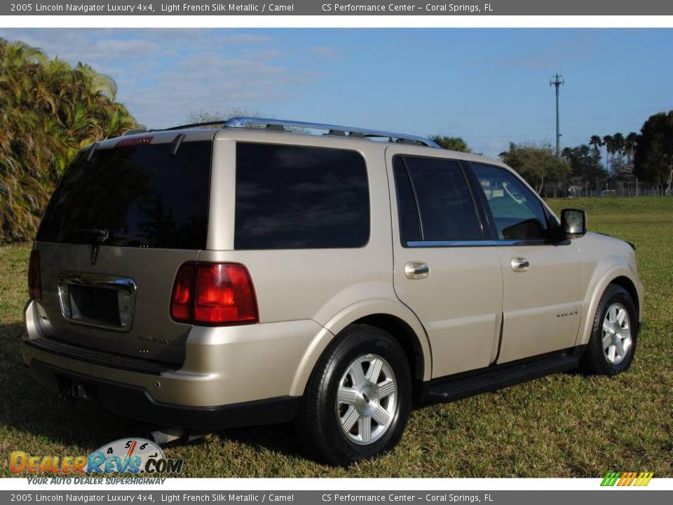 2005 Lincoln Navigator Luxury 4x4 Light French Silk Metallic / Camel Photo #6