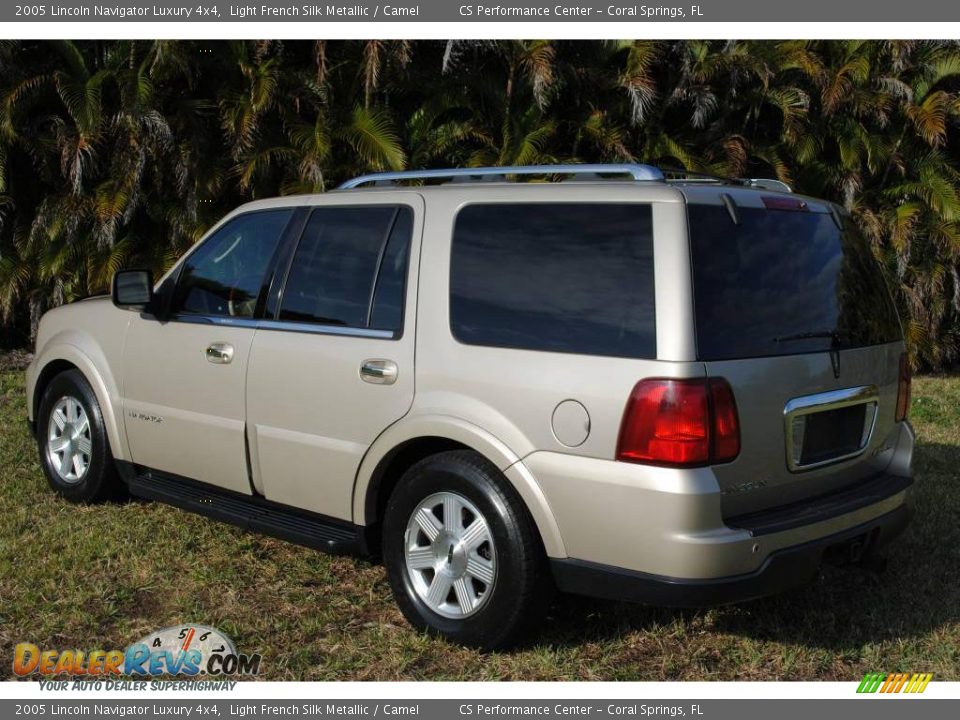 2005 Lincoln Navigator Luxury 4x4 Light French Silk Metallic / Camel Photo #7