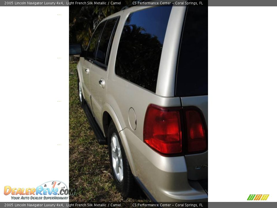 2005 Lincoln Navigator Luxury 4x4 Light French Silk Metallic / Camel Photo #8