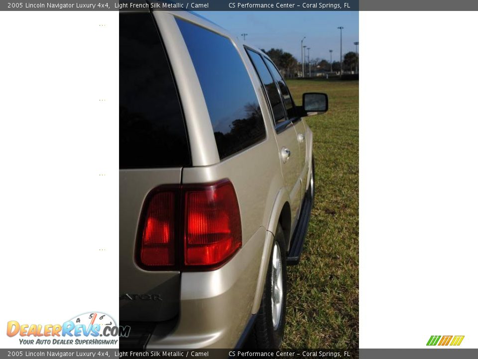 2005 Lincoln Navigator Luxury 4x4 Light French Silk Metallic / Camel Photo #9