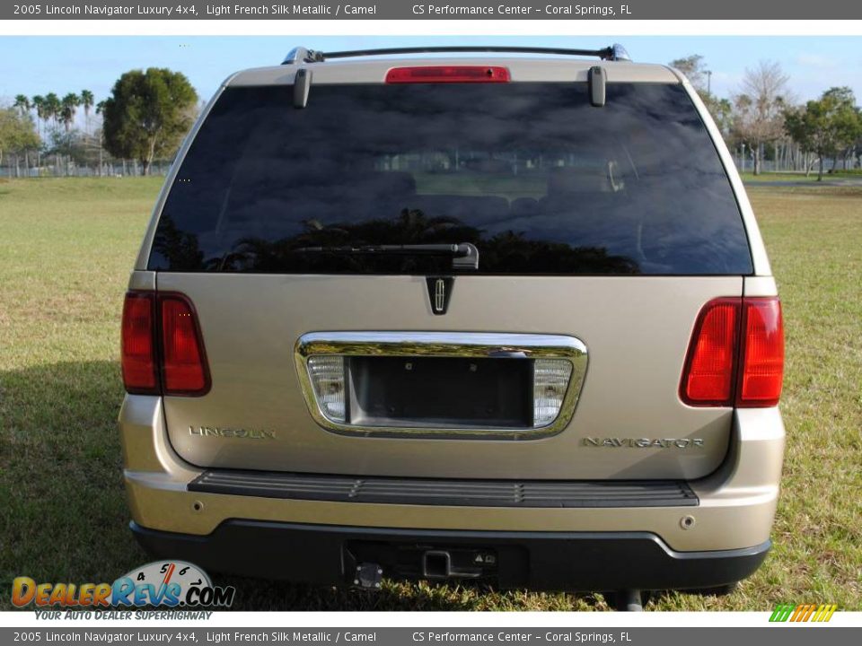 2005 Lincoln Navigator Luxury 4x4 Light French Silk Metallic / Camel Photo #10