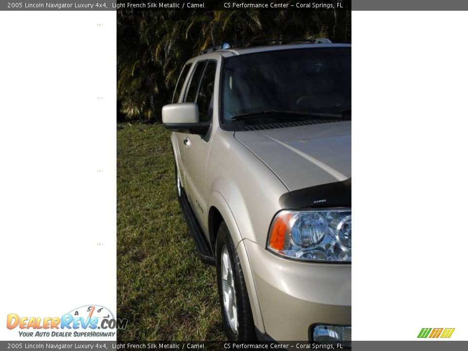 2005 Lincoln Navigator Luxury 4x4 Light French Silk Metallic / Camel Photo #11