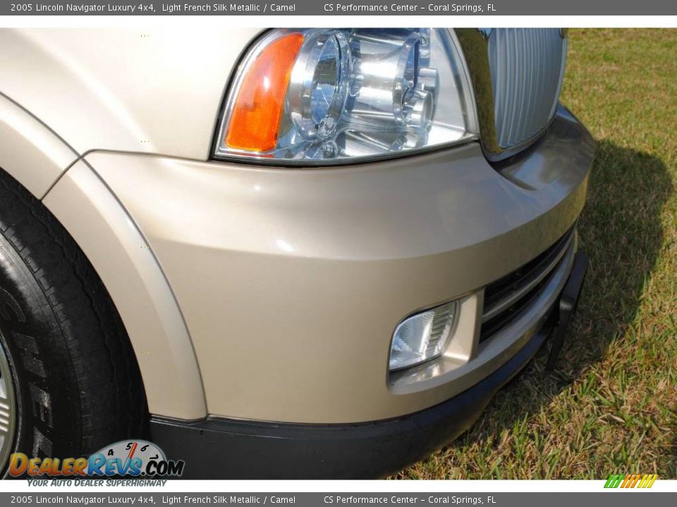 2005 Lincoln Navigator Luxury 4x4 Light French Silk Metallic / Camel Photo #12