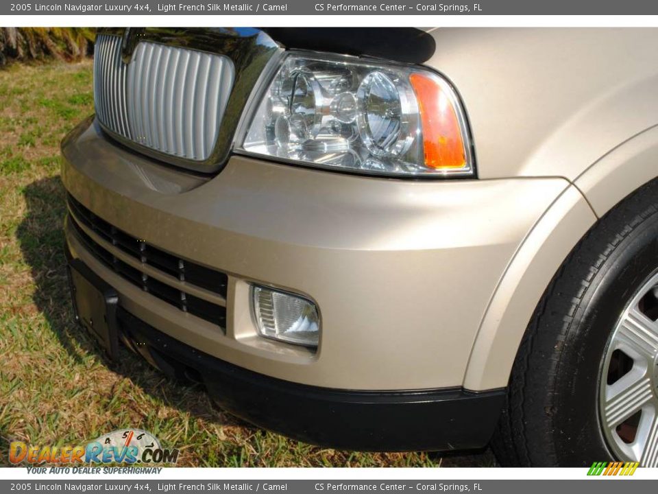 2005 Lincoln Navigator Luxury 4x4 Light French Silk Metallic / Camel Photo #13
