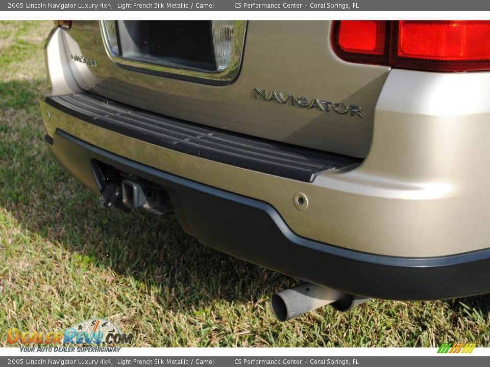 2005 Lincoln Navigator Luxury 4x4 Light French Silk Metallic / Camel Photo #14