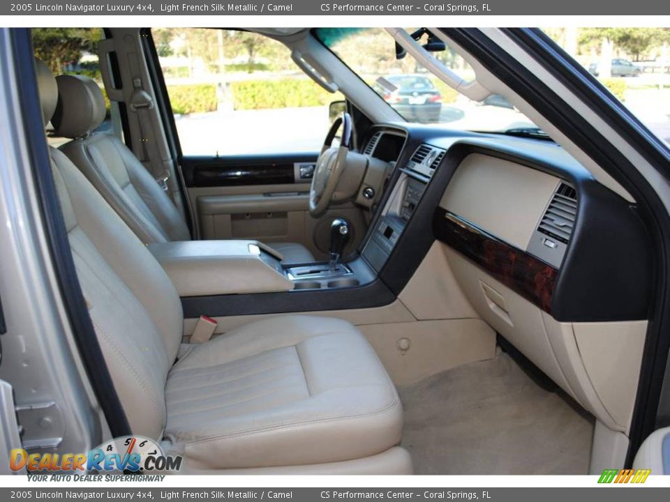 2005 Lincoln Navigator Luxury 4x4 Light French Silk Metallic / Camel Photo #17