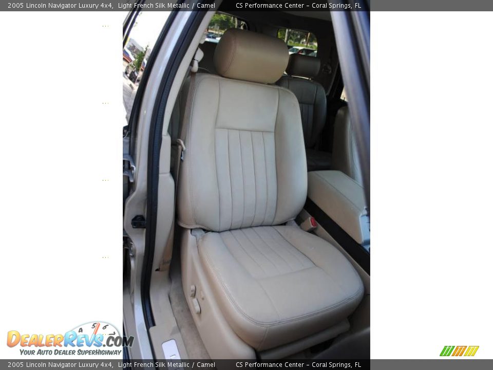 2005 Lincoln Navigator Luxury 4x4 Light French Silk Metallic / Camel Photo #18