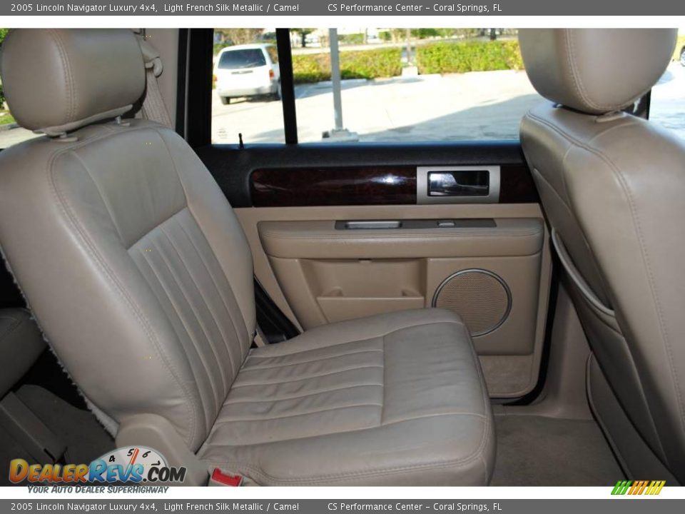 2005 Lincoln Navigator Luxury 4x4 Light French Silk Metallic / Camel Photo #19