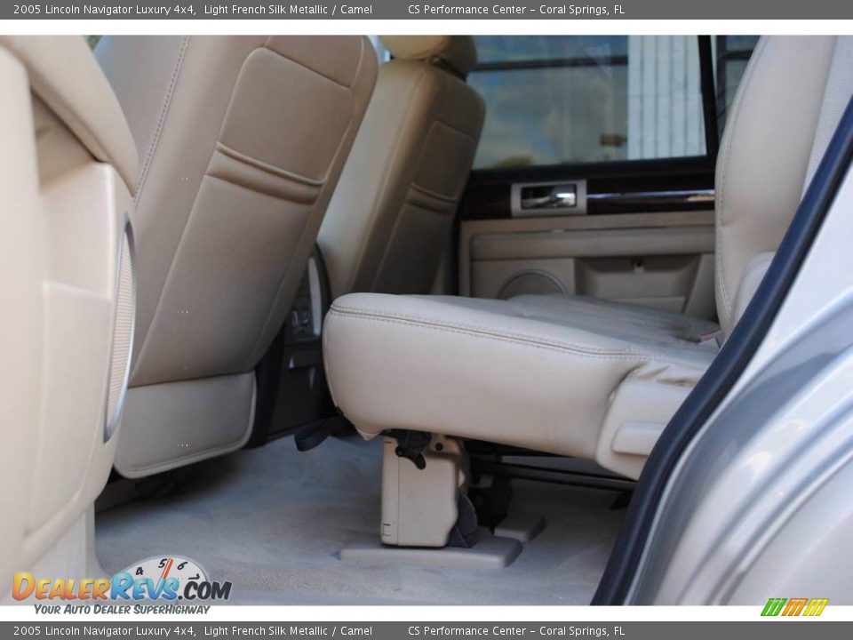 2005 Lincoln Navigator Luxury 4x4 Light French Silk Metallic / Camel Photo #20
