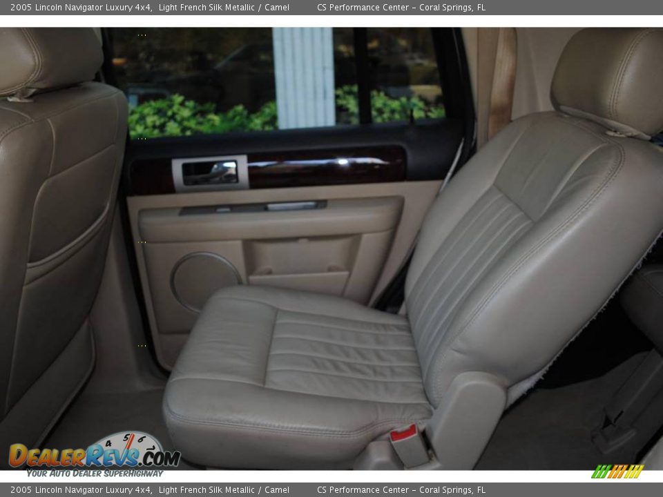 2005 Lincoln Navigator Luxury 4x4 Light French Silk Metallic / Camel Photo #22