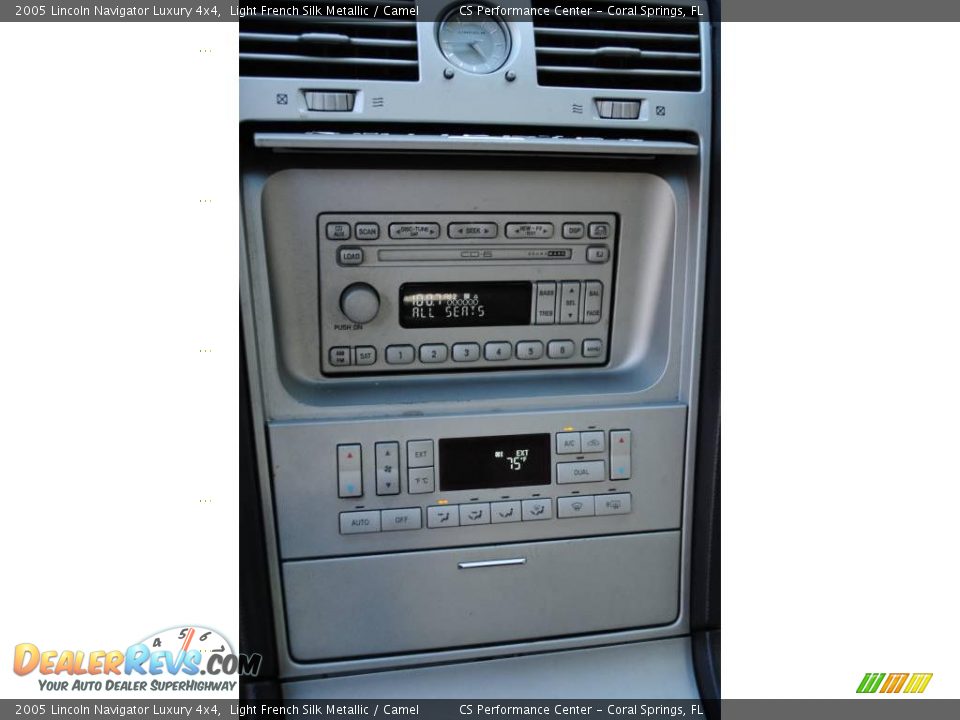 2005 Lincoln Navigator Luxury 4x4 Light French Silk Metallic / Camel Photo #25