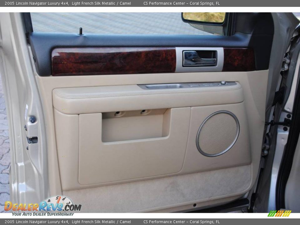 2005 Lincoln Navigator Luxury 4x4 Light French Silk Metallic / Camel Photo #28
