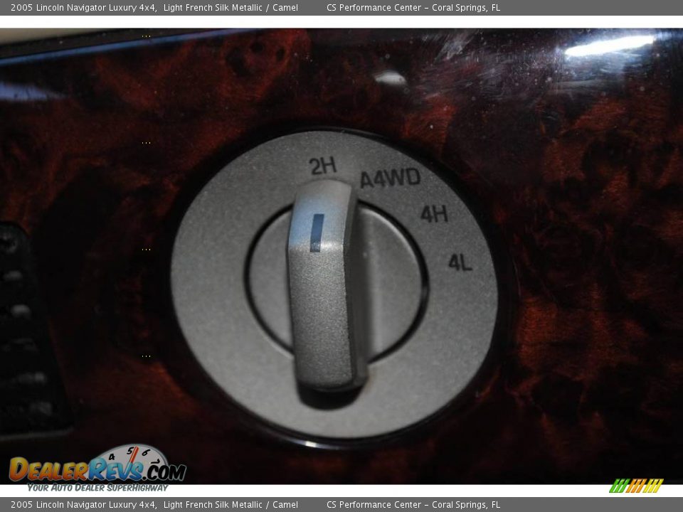 2005 Lincoln Navigator Luxury 4x4 Light French Silk Metallic / Camel Photo #29