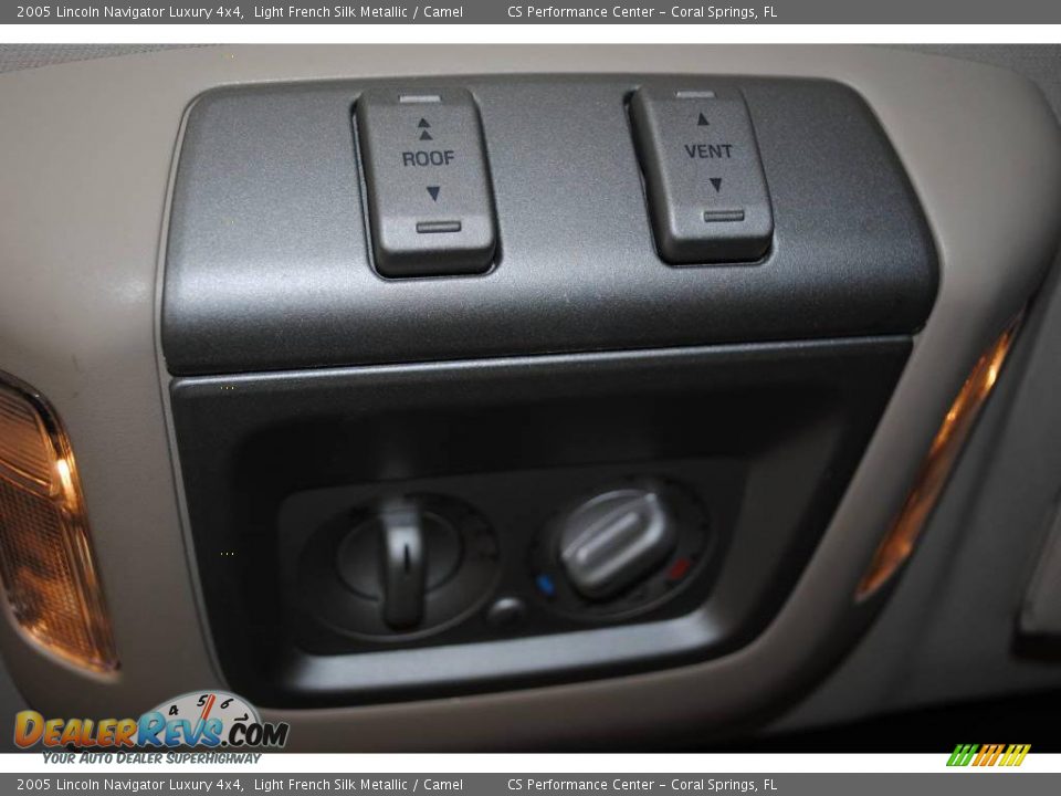 2005 Lincoln Navigator Luxury 4x4 Light French Silk Metallic / Camel Photo #30