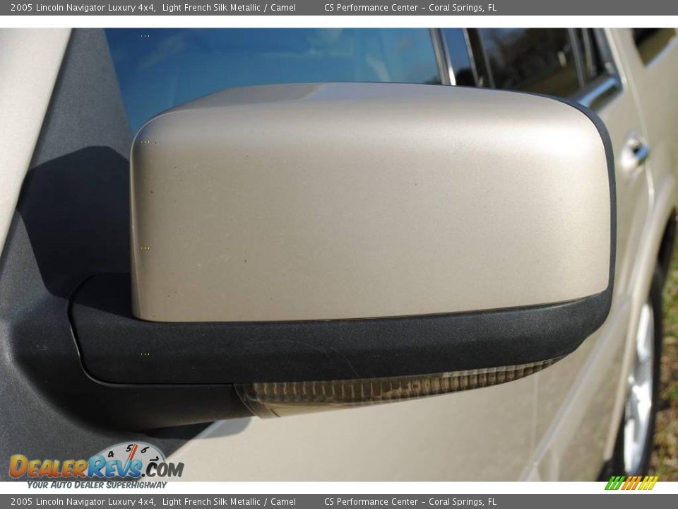 2005 Lincoln Navigator Luxury 4x4 Light French Silk Metallic / Camel Photo #32