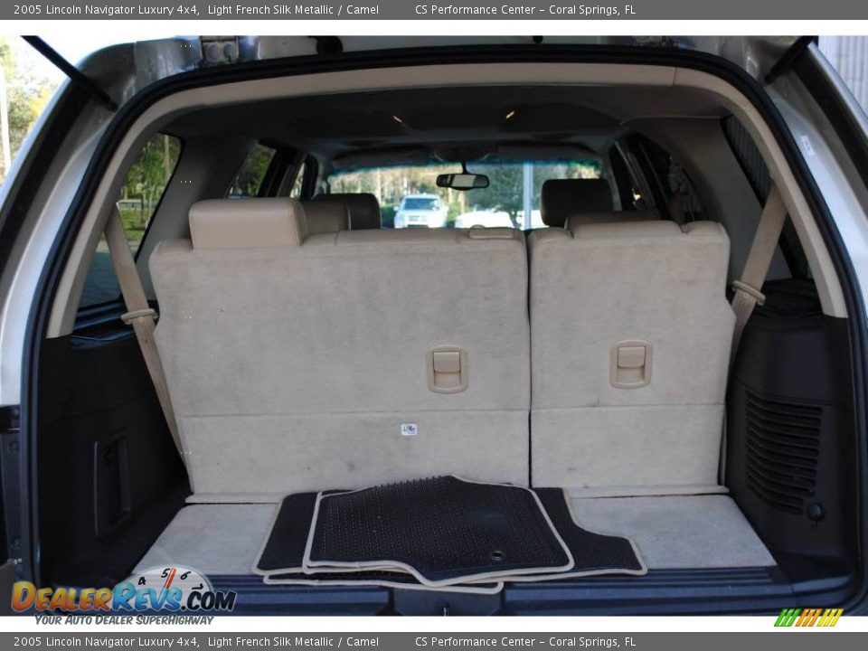 2005 Lincoln Navigator Luxury 4x4 Light French Silk Metallic / Camel Photo #33