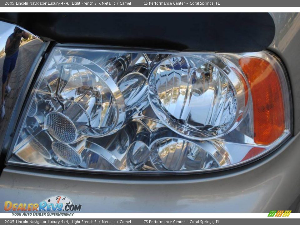 2005 Lincoln Navigator Luxury 4x4 Light French Silk Metallic / Camel Photo #35