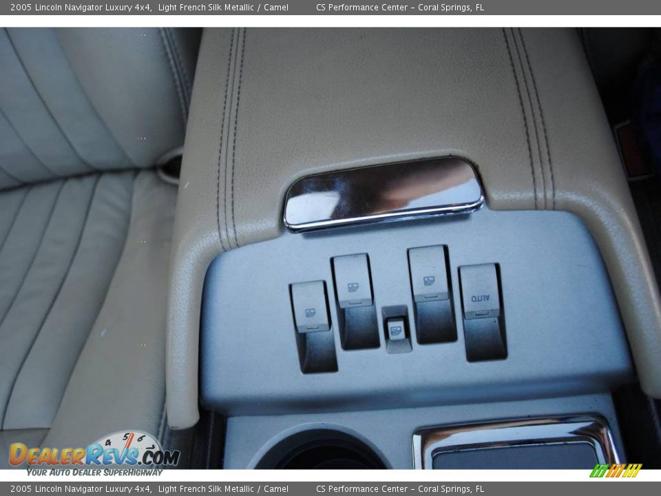 2005 Lincoln Navigator Luxury 4x4 Light French Silk Metallic / Camel Photo #36