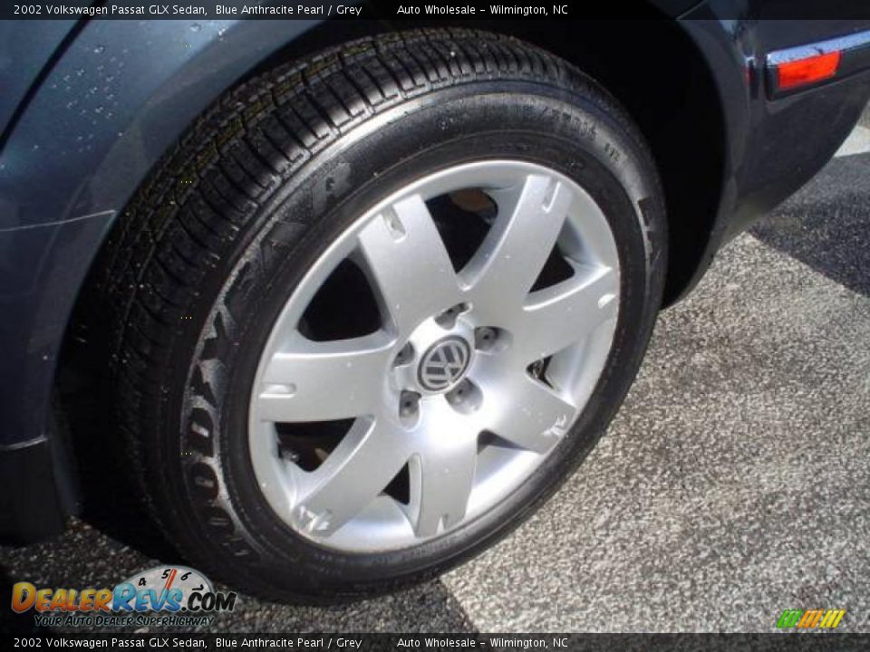 2002 Volkswagen Passat GLX Sedan Blue Anthracite Pearl / Grey Photo #4