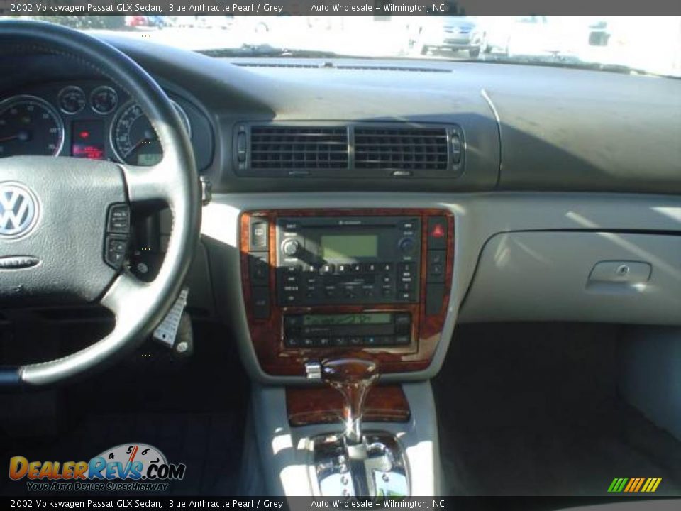 2002 Volkswagen Passat GLX Sedan Blue Anthracite Pearl / Grey Photo #8
