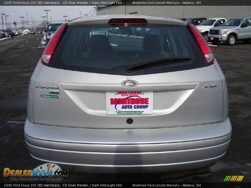 2005 Ford Focus ZX5 SES Hatchback CD Silver Metallic / Dark Flint/Light Flint Photo #4