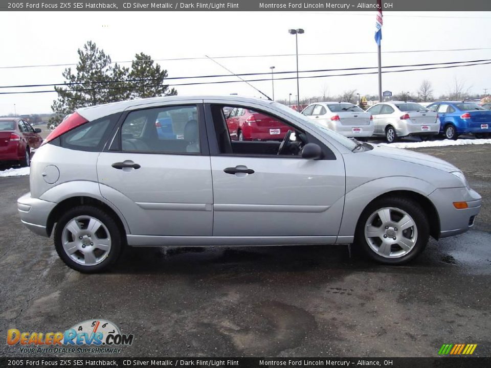 2005 Ford Focus ZX5 SES Hatchback CD Silver Metallic / Dark Flint/Light Flint Photo #6