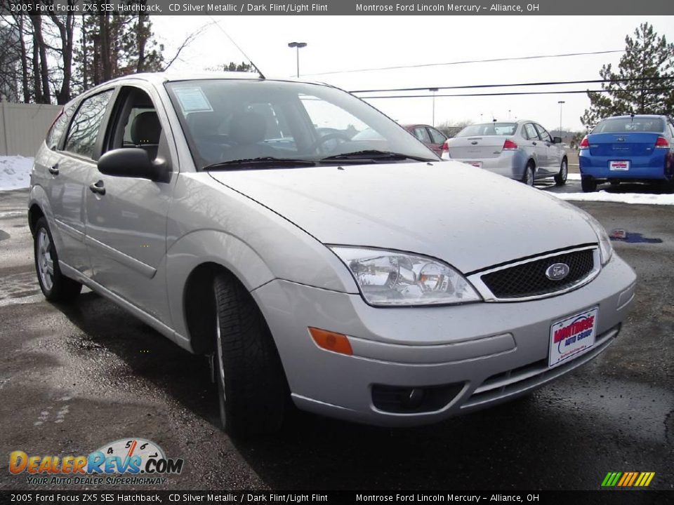 2005 Ford Focus ZX5 SES Hatchback CD Silver Metallic / Dark Flint/Light Flint Photo #7