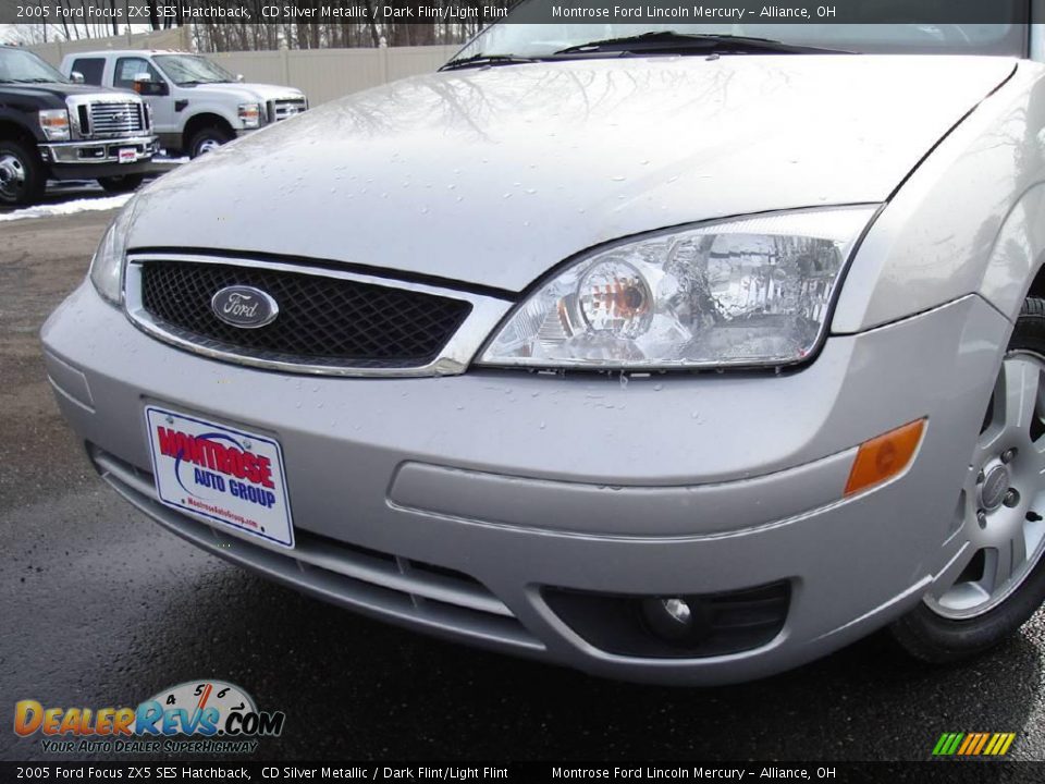 2005 Ford Focus ZX5 SES Hatchback CD Silver Metallic / Dark Flint/Light Flint Photo #9
