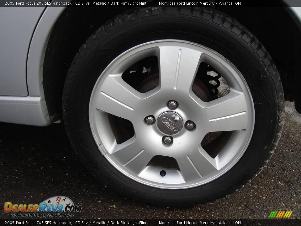 2005 Ford Focus ZX5 SES Hatchback CD Silver Metallic / Dark Flint/Light Flint Photo #11