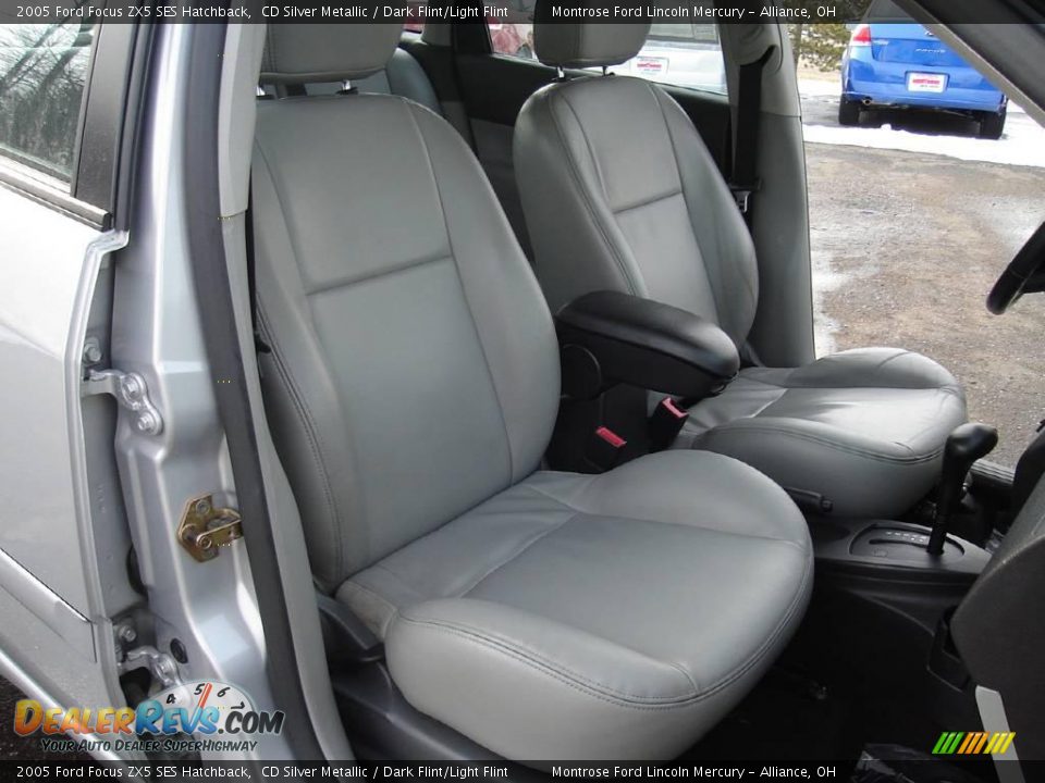 2005 Ford Focus ZX5 SES Hatchback CD Silver Metallic / Dark Flint/Light Flint Photo #13