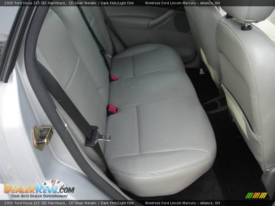 2005 Ford Focus ZX5 SES Hatchback CD Silver Metallic / Dark Flint/Light Flint Photo #14