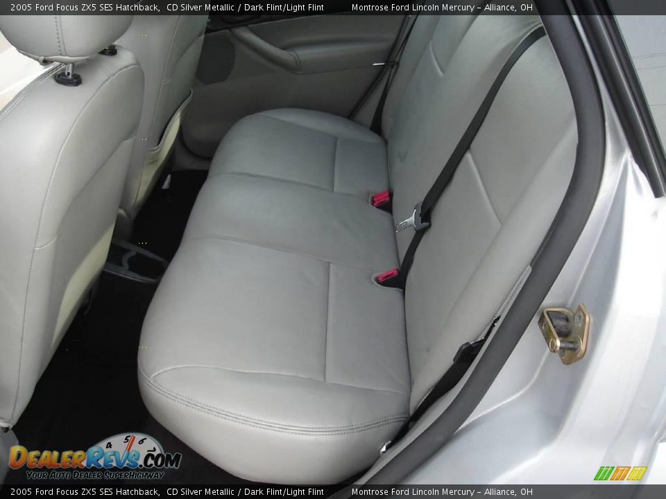 2005 Ford Focus ZX5 SES Hatchback CD Silver Metallic / Dark Flint/Light Flint Photo #15