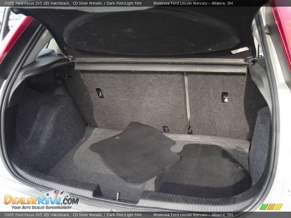 2005 Ford Focus ZX5 SES Hatchback CD Silver Metallic / Dark Flint/Light Flint Photo #16