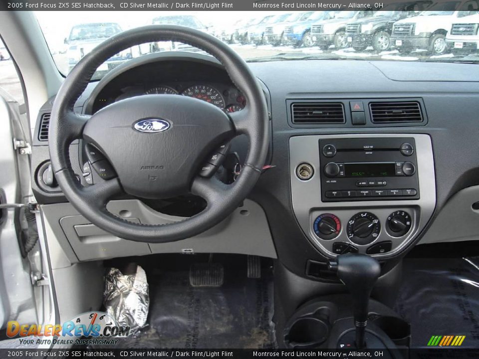 2005 Ford Focus ZX5 SES Hatchback CD Silver Metallic / Dark Flint/Light Flint Photo #17