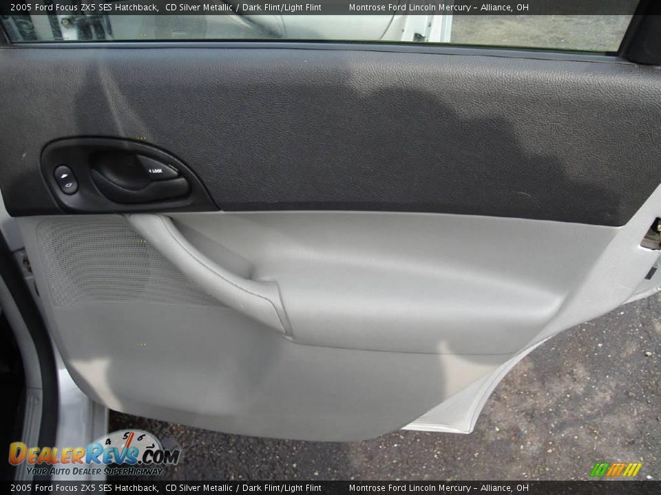 2005 Ford Focus ZX5 SES Hatchback CD Silver Metallic / Dark Flint/Light Flint Photo #18