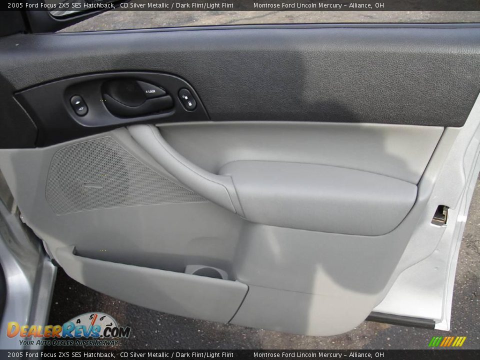 2005 Ford Focus ZX5 SES Hatchback CD Silver Metallic / Dark Flint/Light Flint Photo #19