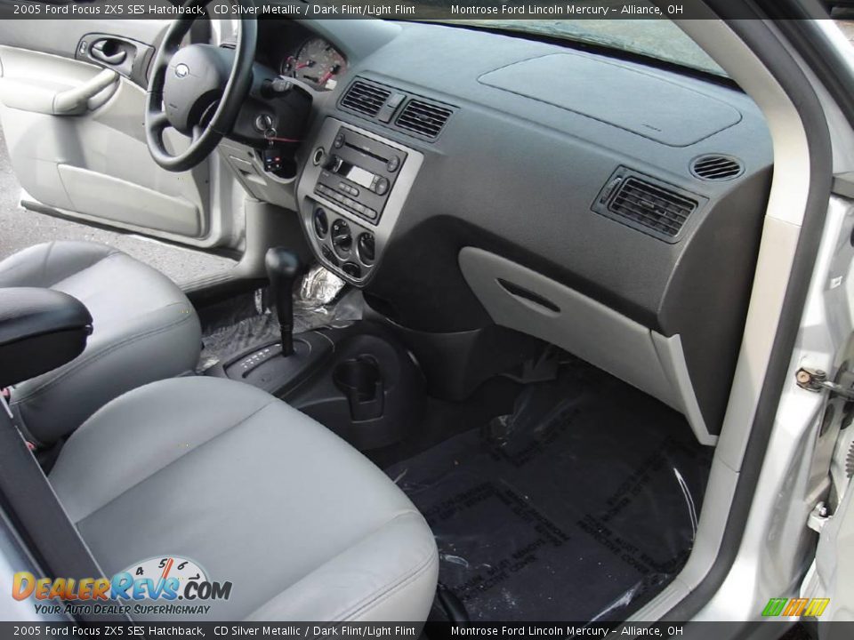 2005 Ford Focus ZX5 SES Hatchback CD Silver Metallic / Dark Flint/Light Flint Photo #20