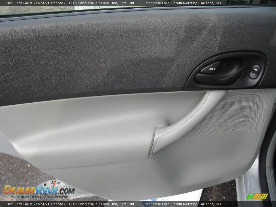 2005 Ford Focus ZX5 SES Hatchback CD Silver Metallic / Dark Flint/Light Flint Photo #21