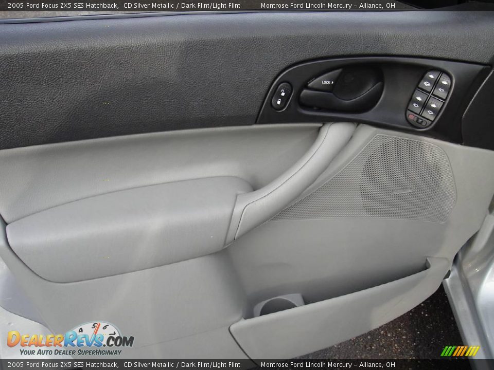 2005 Ford Focus ZX5 SES Hatchback CD Silver Metallic / Dark Flint/Light Flint Photo #22